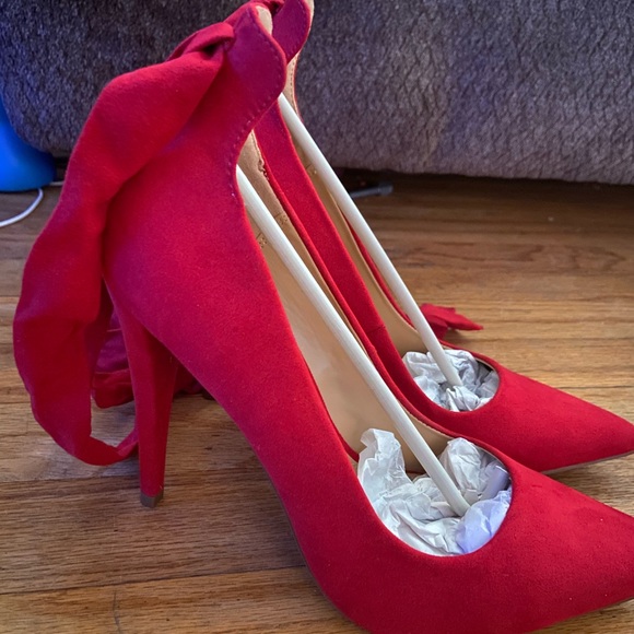 Red heels - Picture 2 of 3